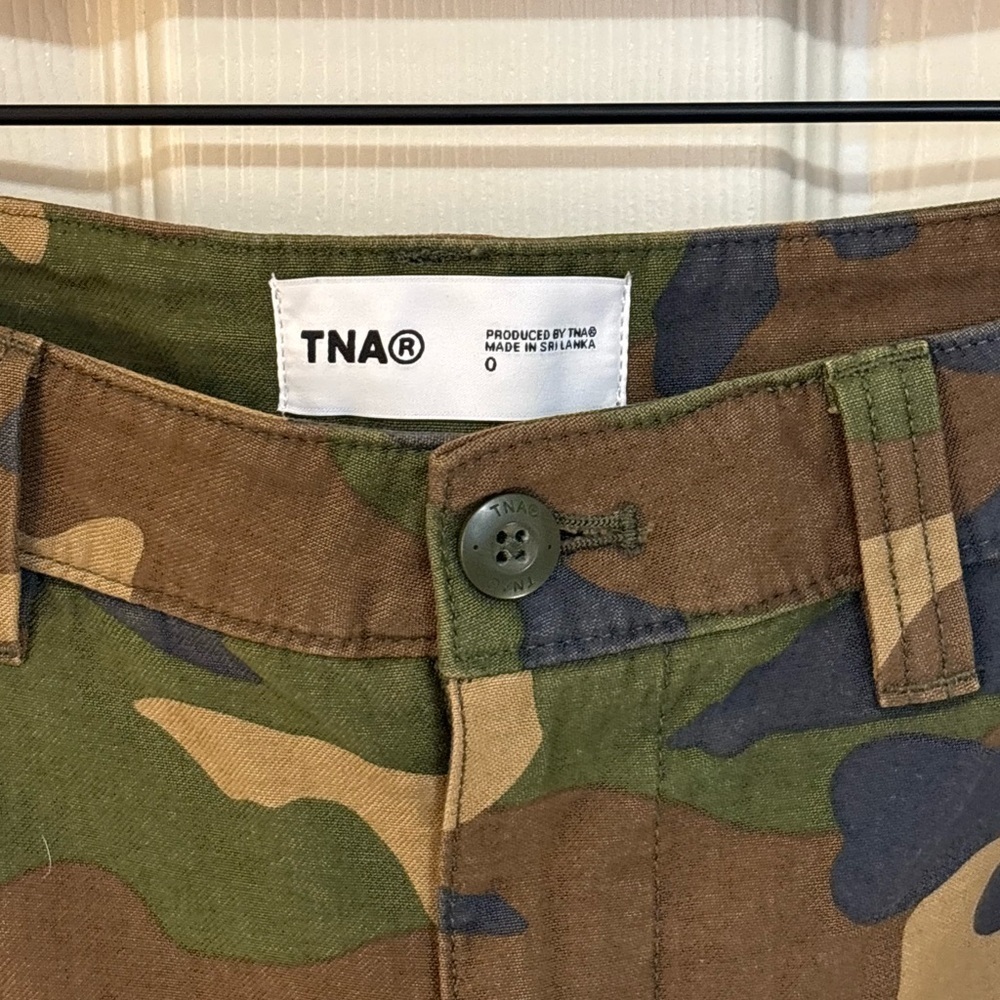 Aritzia TNA New Supply Cargo Pants Camo Mid Rise Straight Leg Size 0 - Picture 8 of 11